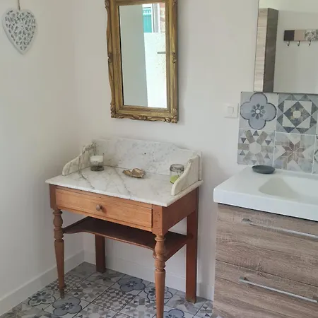 Holiday home Gite De L'hirondelle *